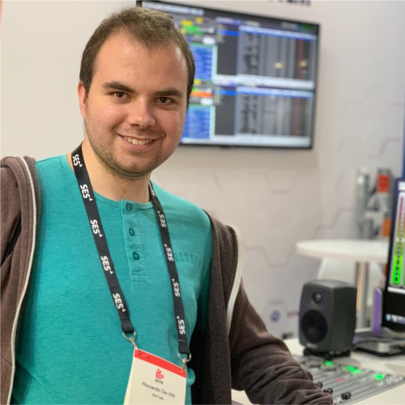 Riccardo de Wit in een radiostudio